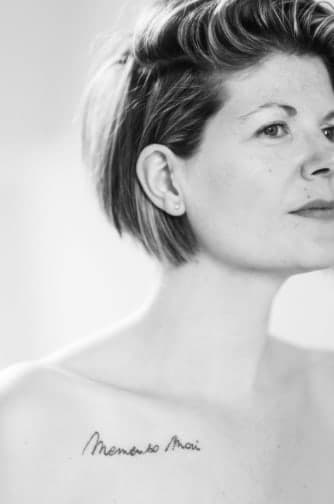 Close-up van een tatoeage met de woorden Memento Mori